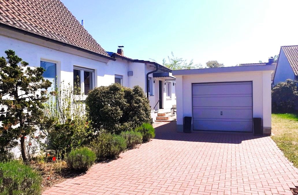 Charmantes und modernisiertes Haus mit großen Garten und Garage
