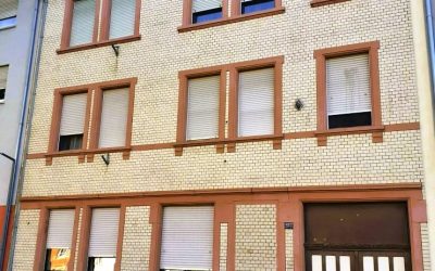 Solides Mehrfamilienhaus mit Garagen