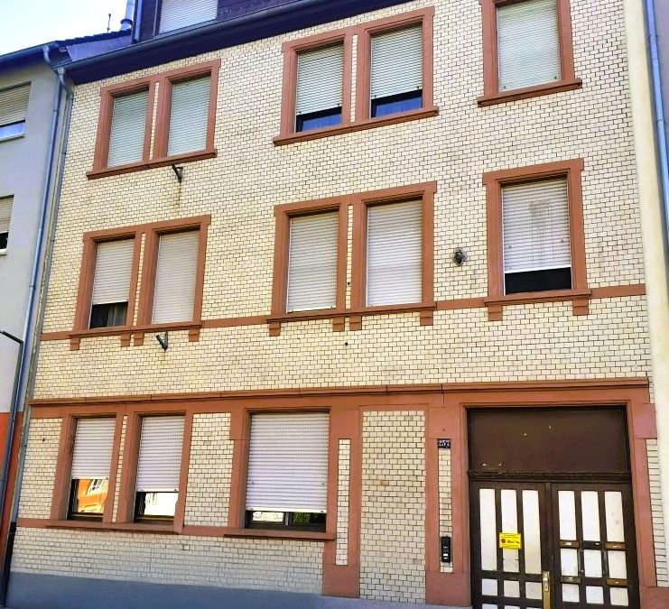 Solides Mehrfamilienhaus mit Garagen