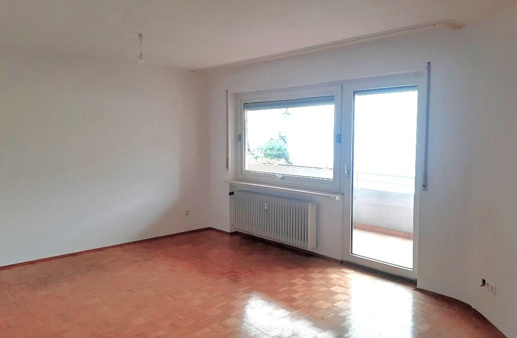 Renovierte und offen geschnittene Wohnung mit Balkon und Tiefgaragenstellplatz