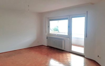 Renovierte und offen geschnittene Wohnung mit Balkon und Tiefgaragenstellplatz