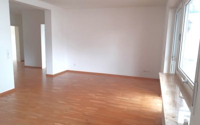 Frisch renoviert – Schöne und offen geschnittene Wohnung mit Balkon und Tiefgaragenstellplatz