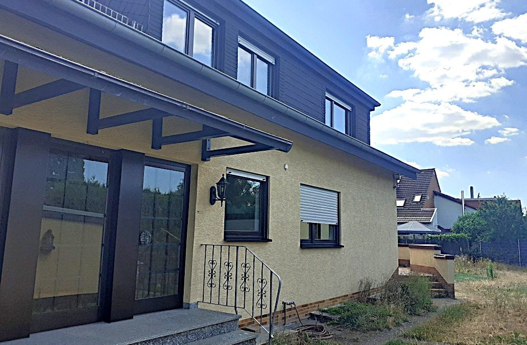 Haushälfte mit Terrasse, Garten und Garage